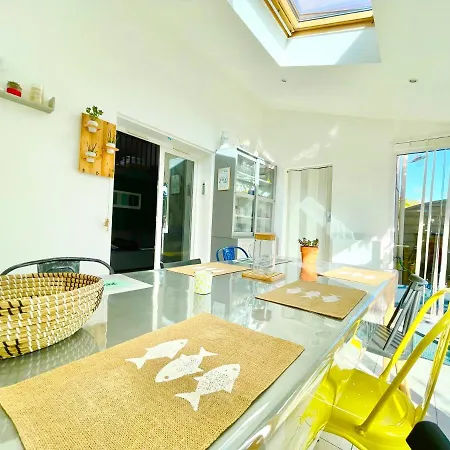 Maison-Proche Plage-Piscine Ferienhaus